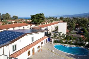 una imagen de un edificio con paneles solares en el techo en Hotel Riviera Azzurra, en Oliveri
