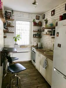 Кухня или мини-кухня в Vista Suites 1-2
