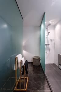 baño con ducha y pared de cristal en 18th Century Groundfloor Canal House with patio/garden, en Ámsterdam