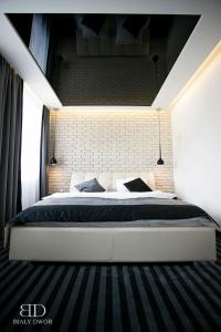 Een bed of bedden in een kamer bij Biały Dwór