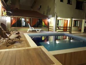 A piscina localizada em Pousada Encantos do Peró ou nos arredores