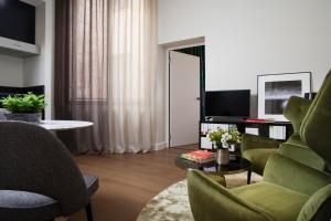 TV a/nebo společenská místnost v ubytování Hôtel Cardinal Bordeaux Centre
