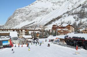 um grupo de pessoas na neve numa estância de esqui em Odalys Chalet Le Cabri em Val dʼIsère