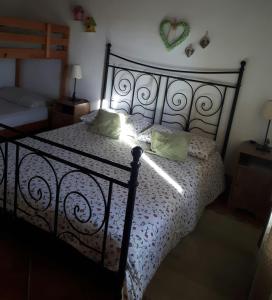 メーレにあるAgriturismo Grillaの黒いベッド1台(緑の枕付)が備わるベッドルーム1室が備わります。