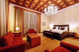 Un pat sau paturi într-o cameră la Grandhotel Brno
