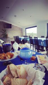 una mesa con platos de pan y un tazón azul en Casa da Portela, en Populo