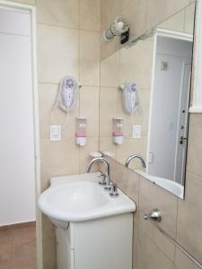 バイアブランカにあるM&A Apartament Centroの洗面台と鏡のあるバスルーム