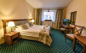 Ένα ή περισσότερα κρεβάτια σε δωμάτιο στο Hotel Ranczo Smyczyna