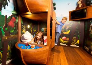 un niño y una niña jugando en una sala de juegos en LEGOLAND Feriendorf, en Günzburg