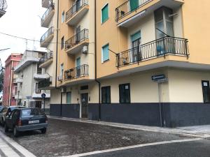 un coche aparcado delante de un edificio en Good Night Moon B&B, en Crotone