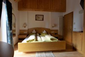 A bed or beds in a room at Pension Mirandola