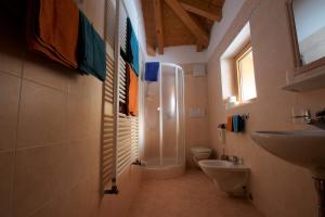 A bathroom at Pension Mirandola
