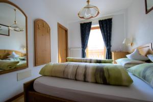 A bed or beds in a room at Pension Mirandola