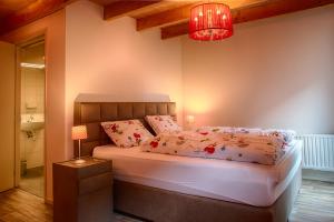 - une chambre avec un lit et un lustre dans l'établissement Hotel Restaurant Roerdinkhof, à Winterswijk