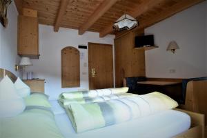 A bed or beds in a room at Pension Mirandola
