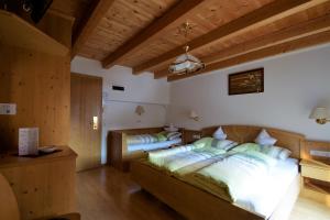 A bed or beds in a room at Pension Mirandola