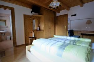 A bed or beds in a room at Pension Mirandola