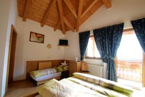 A bed or beds in a room at Pension Mirandola