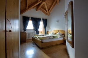 A bed or beds in a room at Pension Mirandola