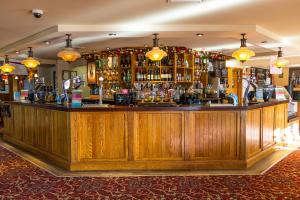 un grand bar en bois dans un pub dans l'établissement Mermaid, Ipswich by Marston's Inns, à Ipswich