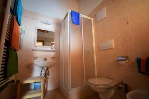 A bathroom at Pension Mirandola