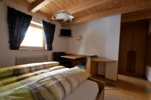 A bed or beds in a room at Pension Mirandola