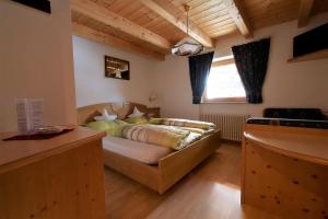 A bed or beds in a room at Pension Mirandola