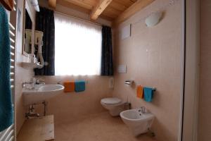 A bathroom at Pension Mirandola
