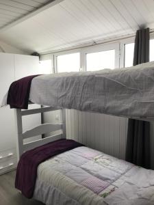 sypialnia z 2 łóżkami piętrowymi i łóżkiem w obiekcie Perdiu 52 Confortable w mieście Pas de la Casa
