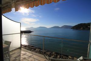 a view of the water from a balcony at Hotel San Terenzo in Lerici