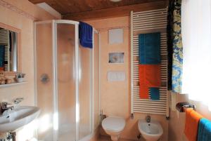 A bathroom at Pension Mirandola