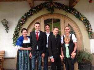 een groep mensen die voor een deur staan bij Landgasthof Dorferwirt in Oberau