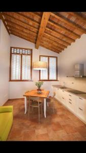 une cuisine avec une table en bois et une salle à manger dans l'établissement Agriturismo Casanova di Nardini, à Scandicci