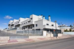 a white building on the side of a street at Apartamentos Turísticos Vicotel in Teruel