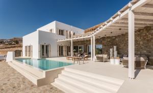 uma villa com uma piscina e uma casa em G Villa em Elia Beach