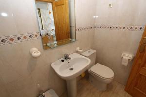 ein Badezimmer mit einem Waschbecken, einem WC und einem Spiegel in der Unterkunft La Mata Studio 4645 in La Mata