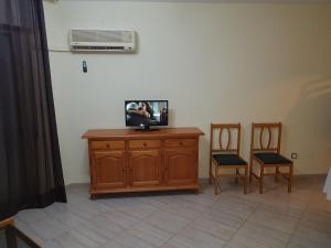 A television and/or entertainment centre at Apartamentos Olympia Center