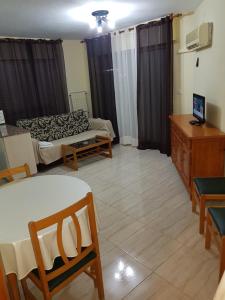 A television and/or entertainment centre at Apartamentos Olympia Center