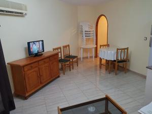 A television and/or entertainment centre at Apartamentos Olympia Center