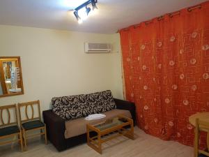 A seating area at Apartamentos Olympia Center