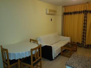 A seating area at Apartamentos Olympia Center