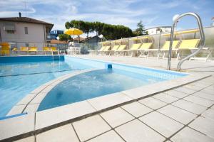 Bazén v ubytování Hotel Giunchi nebo v jeho okolí + 37 fotografií