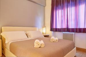 ローマにあるVatican Luxury Penthouse with Terraceのベッドルーム1室(スリッパ2組付)