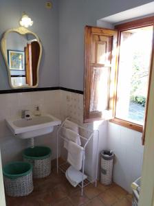ein Bad mit einem Waschbecken und einem Spiegel in der Unterkunft Can Sisó in Crespiá