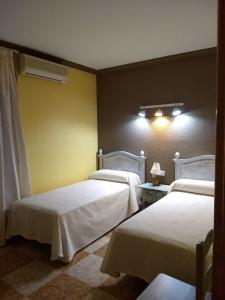 Een bed of bedden in een kamer bij Hostal Venta del Peral