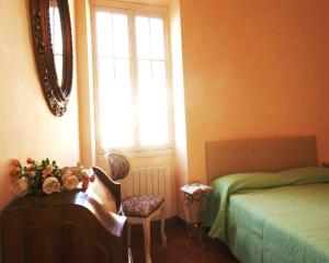 ドルチェードにあるCasa del mulino 1のベッドルーム1室(ベッド1台、デスク、窓付)