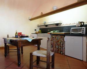 ドルチェードにあるCasa del mulino 1のキッチン(テーブル、カウンタートップ付)