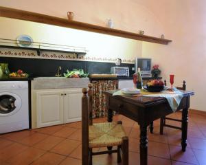 ドルチェードにあるCasa del mulino 1のキッチン(テーブル、シンク、食器洗い機付)