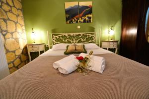 A bed or beds in a room at XENIOS ZEYS (ΞΕΝΙΟΣ ΖΕΥΣ)