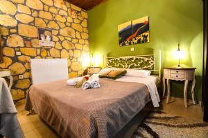 A bed or beds in a room at XENIOS ZEYS (ΞΕΝΙΟΣ ΖΕΥΣ)